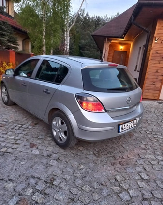 Opel Astra cena 11900 przebieg: 298000, rok produkcji 2011 z Lubraniec małe 46